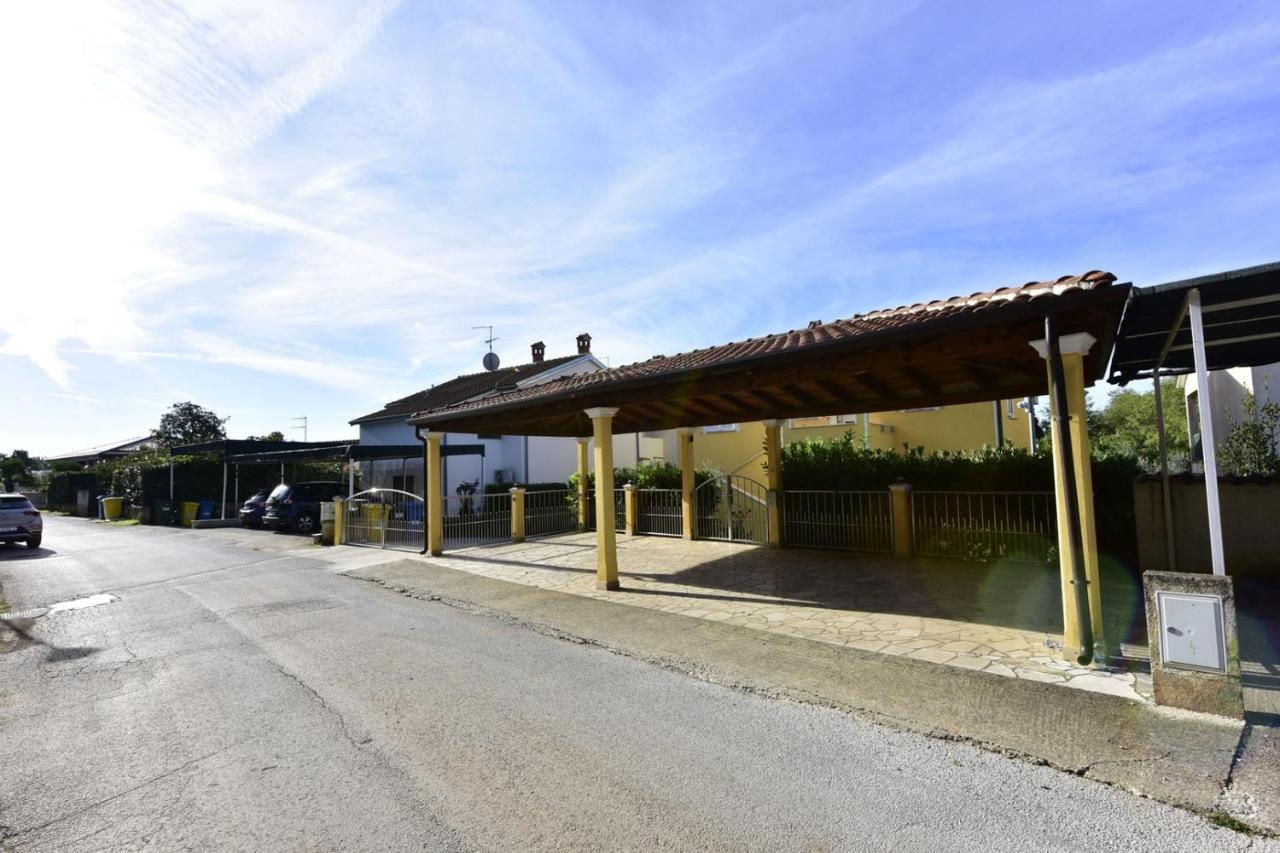 Apartments House Anna For Max 13 Persons In Porec, Pet Friendly Екстер'єр фото