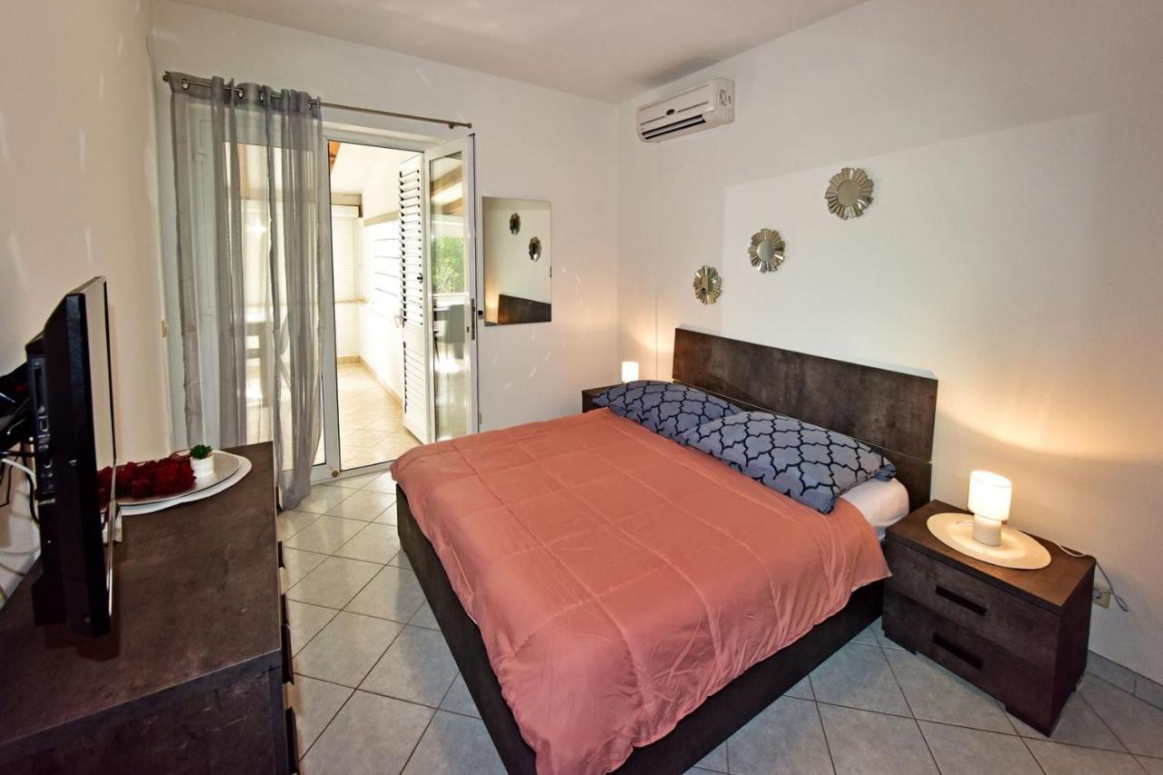 Apartments House Anna For Max 13 Persons In Porec, Pet Friendly Екстер'єр фото