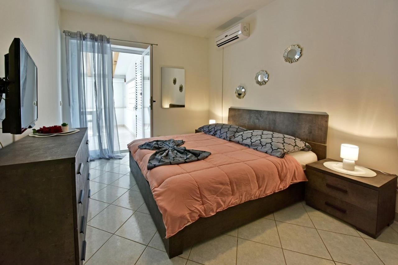 Apartments House Anna For Max 13 Persons In Porec, Pet Friendly Екстер'єр фото
