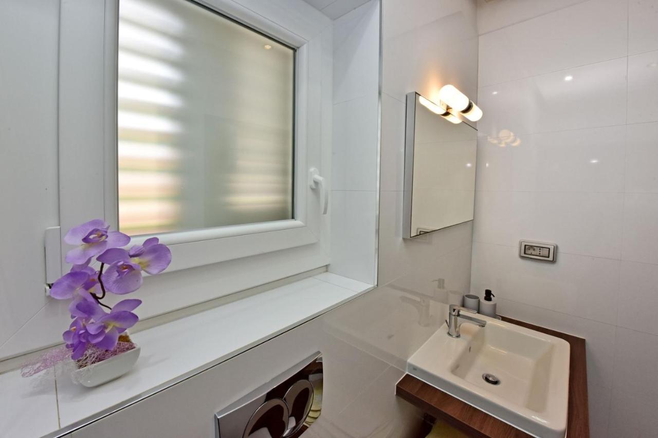 Apartments House Anna For Max 13 Persons In Porec, Pet Friendly Екстер'єр фото