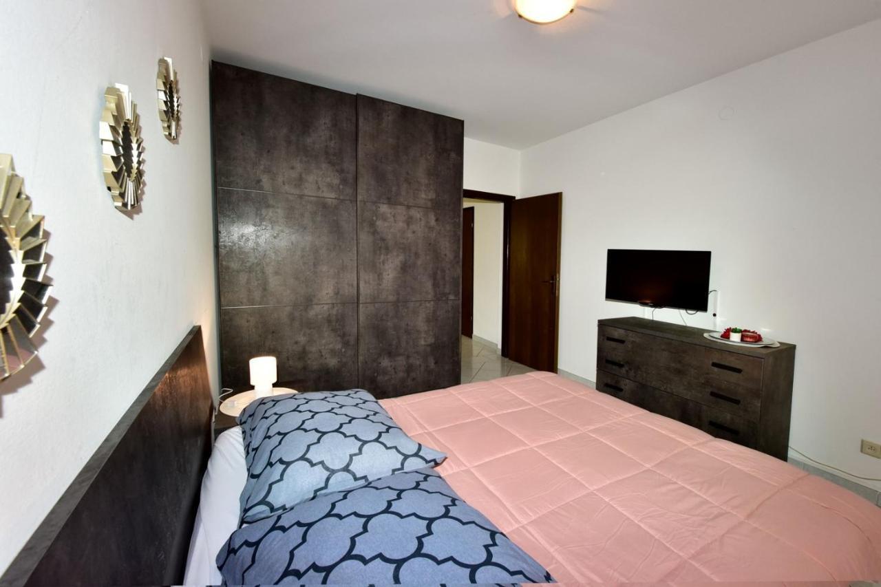 Apartments House Anna For Max 13 Persons In Porec, Pet Friendly Екстер'єр фото
