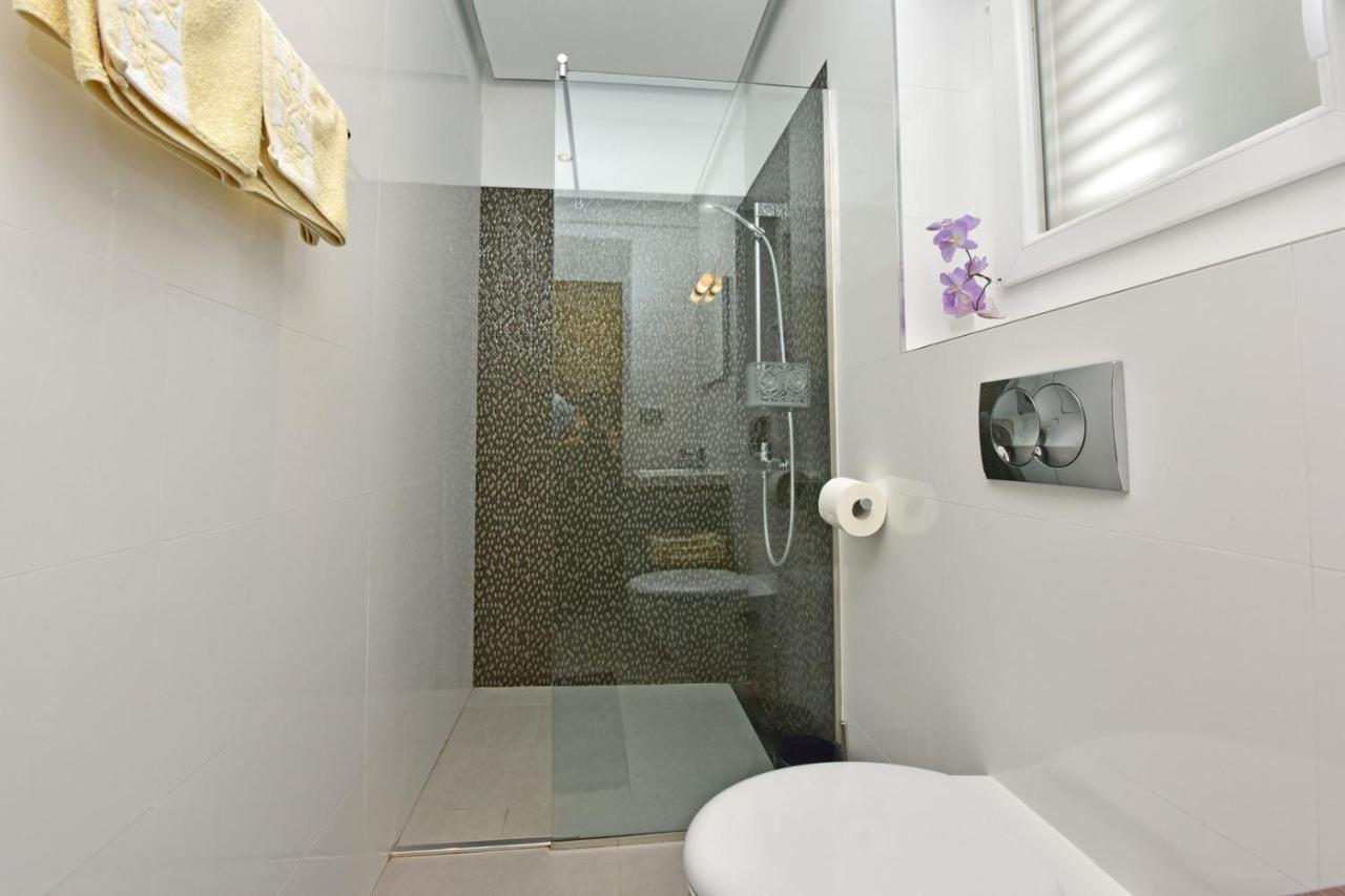 Apartments House Anna For Max 13 Persons In Porec, Pet Friendly Екстер'єр фото