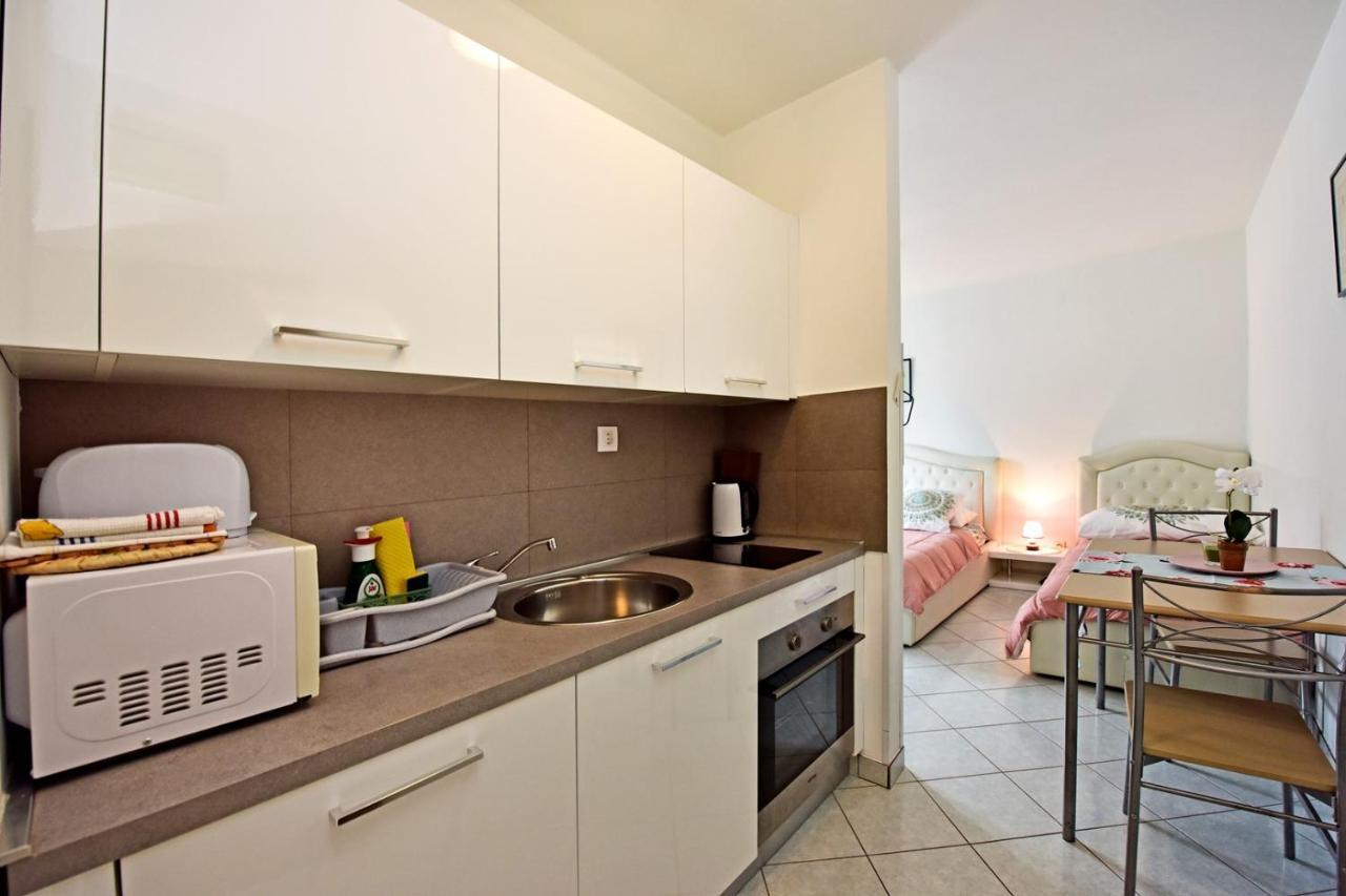 Apartments House Anna For Max 13 Persons In Porec, Pet Friendly Екстер'єр фото