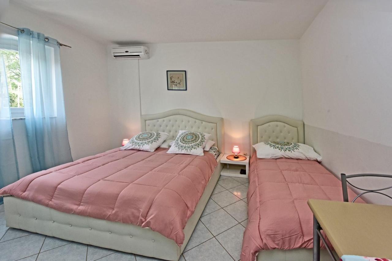 Apartments House Anna For Max 13 Persons In Porec, Pet Friendly Екстер'єр фото