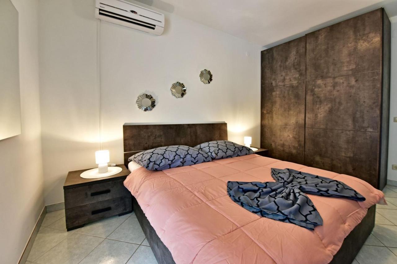 Apartments House Anna For Max 13 Persons In Porec, Pet Friendly Екстер'єр фото