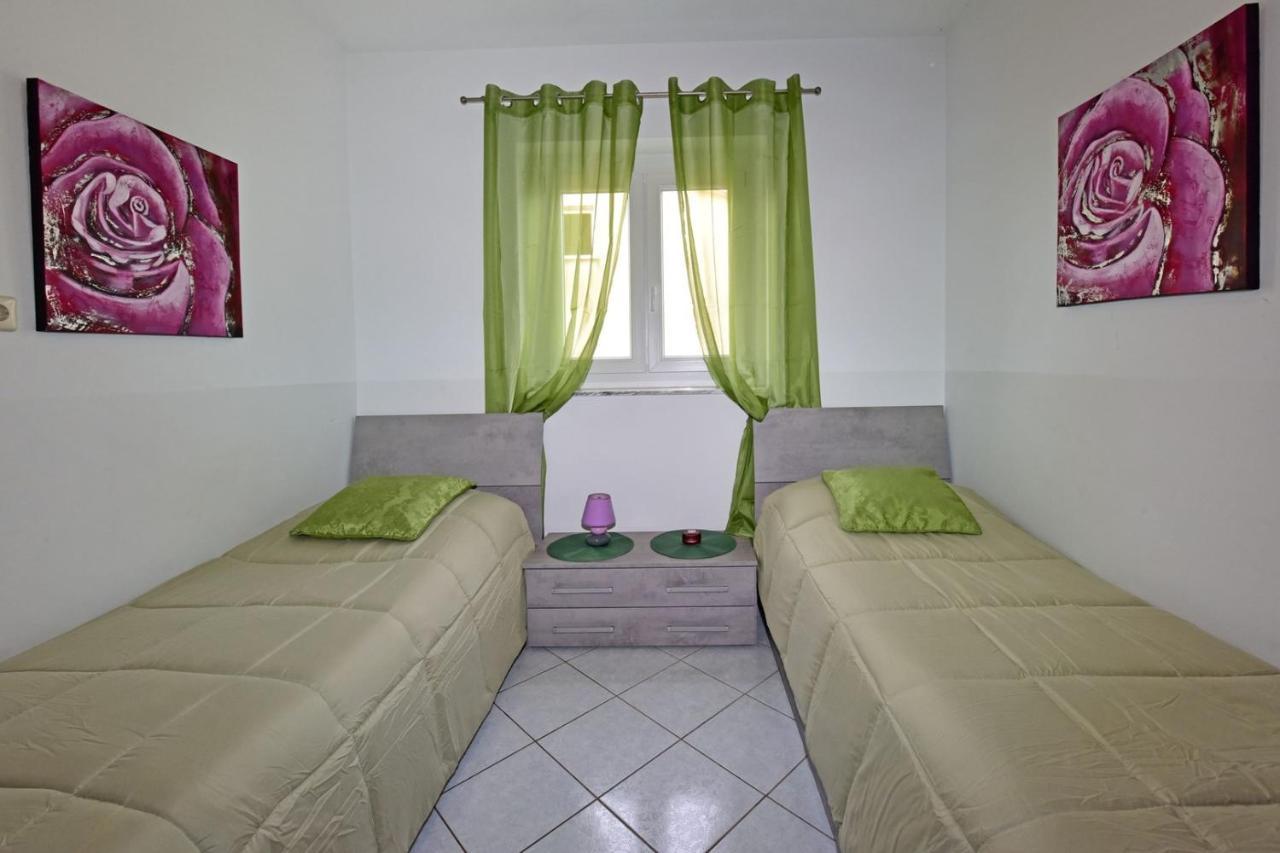 Apartments House Anna For Max 13 Persons In Porec, Pet Friendly Екстер'єр фото