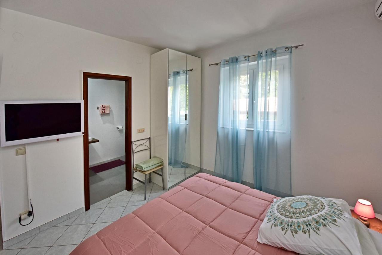 Apartments House Anna For Max 13 Persons In Porec, Pet Friendly Екстер'єр фото