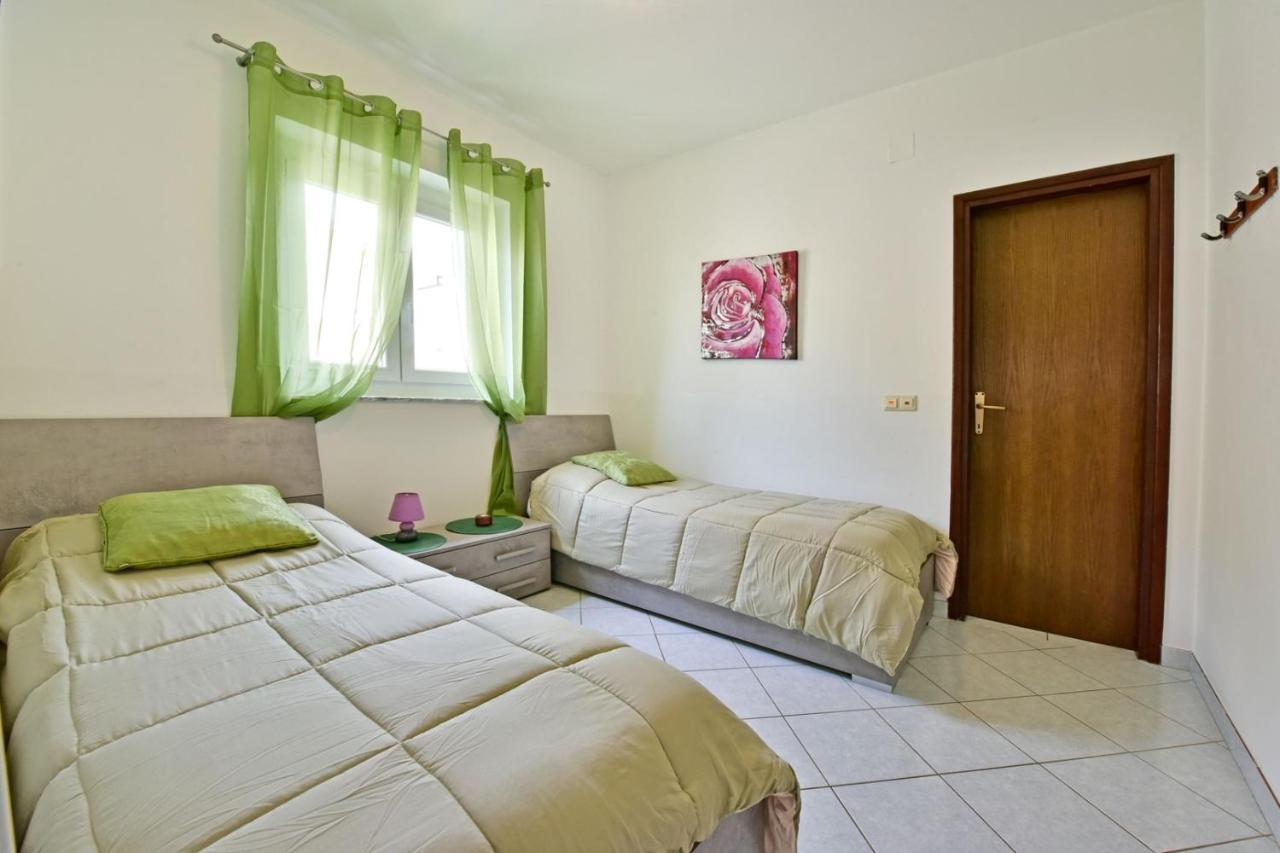 Apartments House Anna For Max 13 Persons In Porec, Pet Friendly Екстер'єр фото