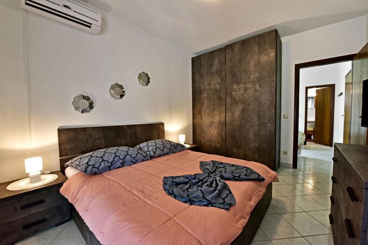 Apartments House Anna For Max 13 Persons In Porec, Pet Friendly Екстер'єр фото
