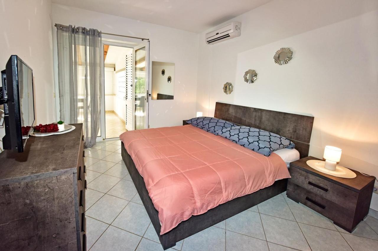 Apartments House Anna For Max 13 Persons In Porec, Pet Friendly Екстер'єр фото