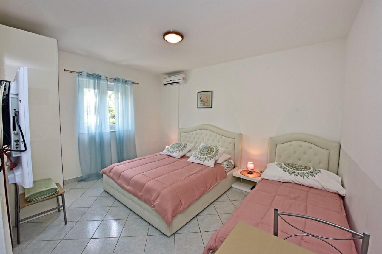 Apartments House Anna For Max 13 Persons In Porec, Pet Friendly Екстер'єр фото